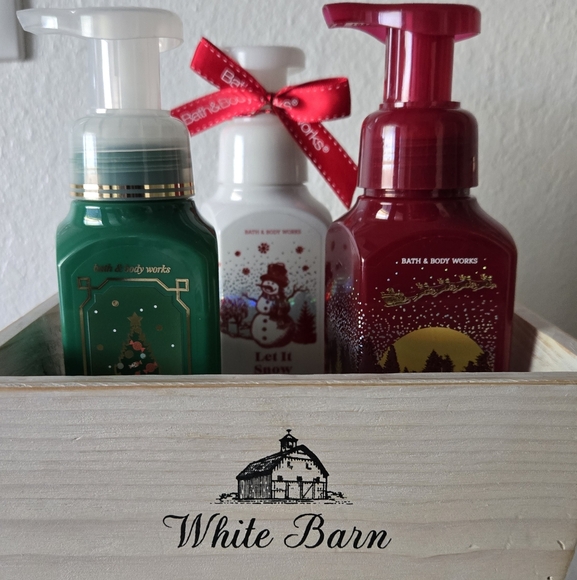 White Barn Basket Tray Tree Farm 🎄, Peppermint 🍬, Winter Apple 🍎 BBW handsoap - Picture 3 of 4
